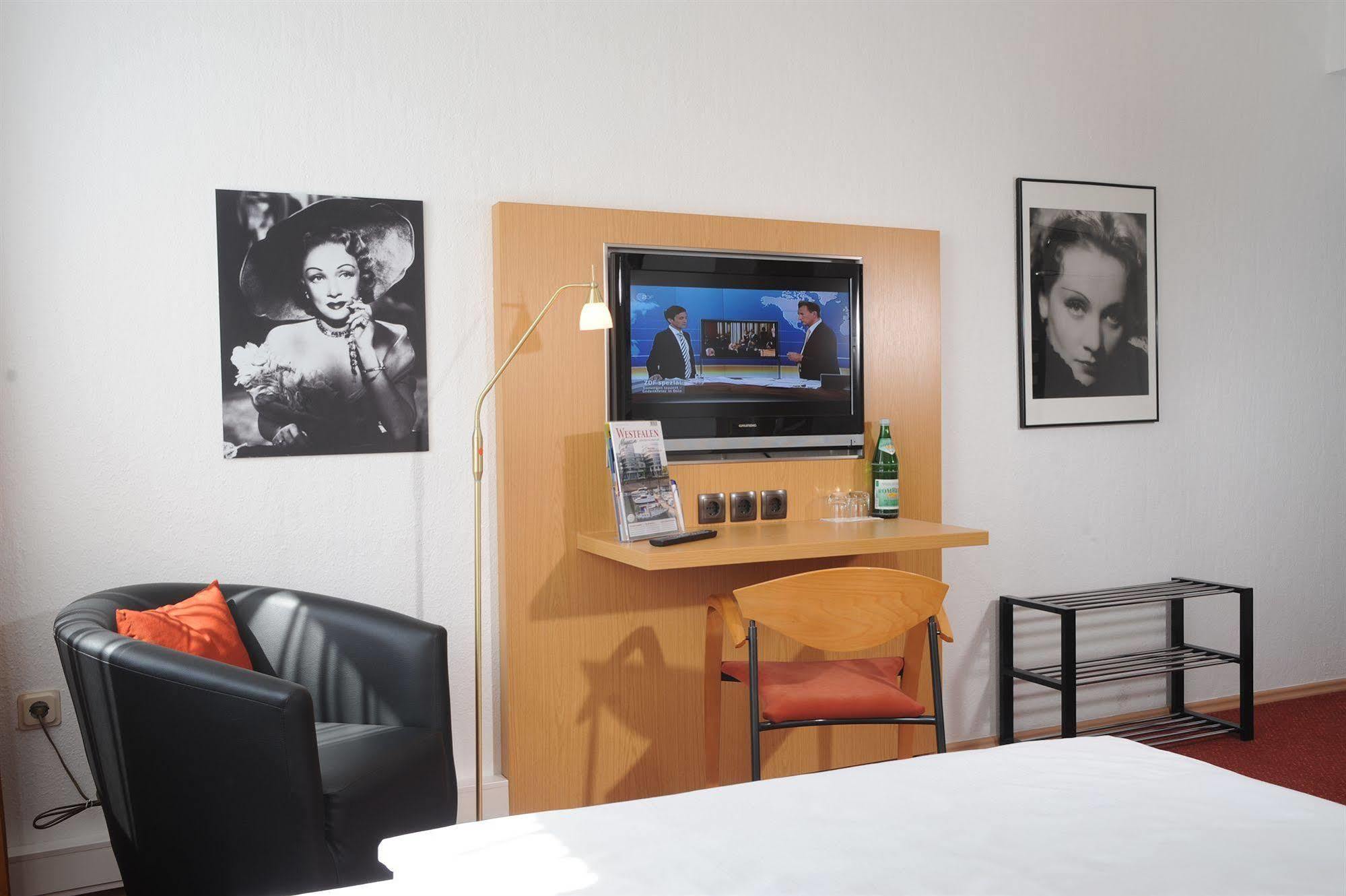 Retro - Art - Hotel Lünen Esterno foto